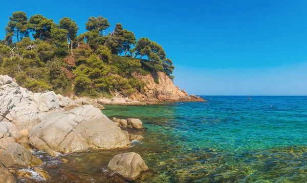 Seascape, a sziklák és kövek a tengerre, Cala Sa Boadella platja strandon található Lloret de Mar a Costa Brava Katalónia Spanyolország: — Stock Fotó