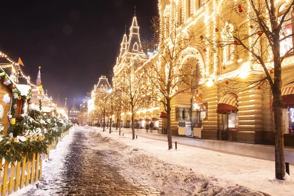 Weihnachten in Moskau, Russland. Roter Platz. Weihnachts- und Neujahrsfeier im nächtlichen Moskau. Nachtlicht leuchtet und leuchtet auf dem Roten Platz in der Nähe des GUM. Eine weihnachtlich geschmückte Straße. Winterliches Stadtbild. — Stockfoto