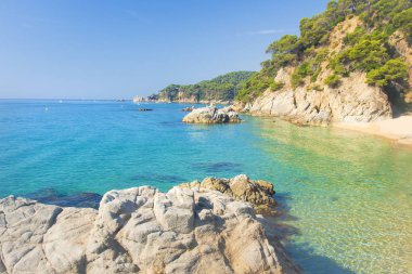 Cala sa Boadella platja Lloret de Mar, Costa Brava, İspanya güneşli yaz günü görüntüleyin. Cennet lagün plaj. İspanyol resorts. İspanya Akdeniz sahil.