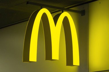 Barcelona, İspanya - Ağustos 21, 2018: binanın duvarına logosuna Mcdonald's.
