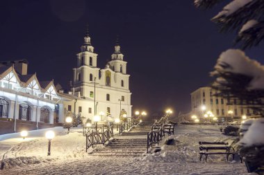 Gece kış Minsk. Minsk, Beyaz Rusya ünlü Ortodoks kilise katedral. Minsk'te Noel gecesi. Yeni yıl arka plan.