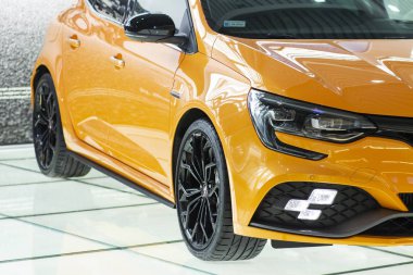 Barcelona, İspanya - Ağustos 21, 2018: yeni otomobil markası Renault turuncu renk Mağazası salon üzerinde. Sarı renk araba resmi renault mağaza.