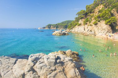 Bir Lloret de Mar, Costa Brava, İspanya - Ağustos 23, 2018: Cala Sa Boadella platja beach zekâ turist güneşli açık yaz gününde