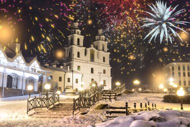 Noel ve yeni yıl için gece Minsk'te Festival selam. Beyaz Rusya'da yeni yıl kutlama. Havai fişek ve selamlıyor, gece ışık şehir üzerinde ana Ortodoks Kilisesi kutsal ruhu içinde şehir merkezinde.