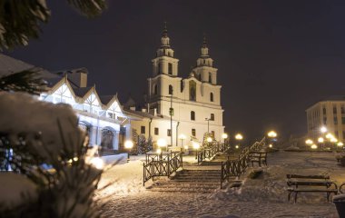 Gece kış Minsk. Minsk, Beyaz Rusya Noel. Cityscape Beyaz Rusya sermaye. Şehir merkezinde ünlü kilise Ortodoks Kulesi. Xmas arka plan. Minsk, Aralık ayında yeni yıl zaman.