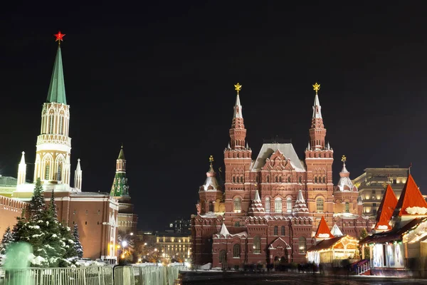 Nacht Winter Moskauer Stadtbild zu Weihnachten und Neujahr im Dezember. Kreml, rotes Quadrat und Kaugummi im Zentrum von Moskau, Russland. — Stockfoto