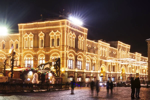 Moskauer Kaugummi auf dem Roten Platz zur Feier von Weihnachten und Neujahr. Goldglänzende goldgelbe Lichter an der Gummifassade zur festlichen Weihnachtszeit. Nachtbild von Moskau. — Stockfoto