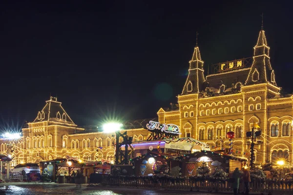 Noël à Moscou, en Russie. Place Rouge. Noël et Nouvel An célébration dans la nuit Moscou. Lumière de nuit brillante et brillante sur la place rouge près de GUM. Rue de la ville décorée pour Noël. Paysage urbain d'hiver. — Photo