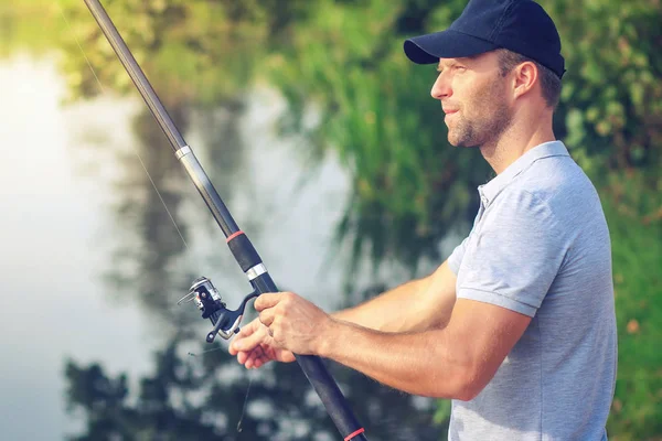 Angeln im See. Fischer mit Angelrute. Porträt eines Fischers. Aktive Aktivitäten im Freien. Hobby Angeln und Jagen — Stockfoto