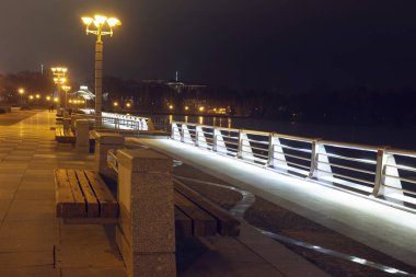 Minsk'te setin. Gece şehir ışıkları. Cityscape gece Minsk, Beyaz Rusya'nın. Akşam şehir manzarası.