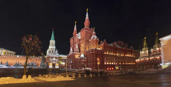 Kreml und historisches Museum auf dem Roten Platz, Moskau, Russland in der Weihnachtszeit. Winternacht Moskau mit festlicher Dekoration und leuchtenden Nachtlichtern. — Stockfoto