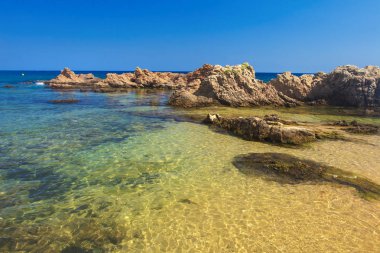 Peyzaj tropikal Beach. İspanyol lagün. Bir Lloret de Mar - plaj Santa Cristina.