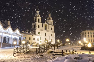 Kış geceleri, Beyaz Rusya kar yağışı Minsk'te. Yeni yıl ve Noel zamanında Minsk şehir. Cityscape karlı Minsk. Kutsal Ruh'un Katedrali.