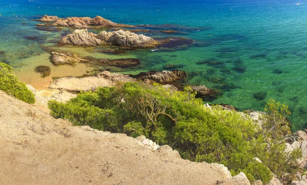 Csodálatos a kilátás a nyári spanyol strand Platja de Santa Cristina tiszta nap. Beach, Lloret de Mar, a Costa Brava, Spanyolország. A Földközi-tengeri vakáció. — Stock Fotó