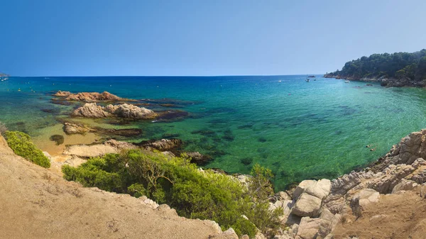 Panoráma a nyári spanyol strand Platja de Santa Cristina tiszta nap. Beach, Lloret de Mar, a Costa Brava, Spanyolország. A Földközi-tengeri vakáció. — Stock Fotó