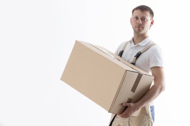 Beyaz arka plan üzerinde izole karton kutu ile üniformalı erkeklere portresi. Yer değiştirme hizmeti. Yükleyici kutusu tutar. Parsel ile erkek taşıyıcısı.