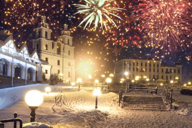 Festival fireworks gece Minsk, Beyaz Rusya. Güzel selam Minsk şehir üzerinde. Havai fişek kutlama yeni yıl için ve Noel. Karlı Minsk kutlama üzerinde. Xmas parti.