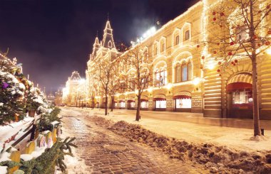 Kış Moskova geceleri. Festival süsleri Red Square sakız yanında tarih. Şehir parlayan ve kutlama partisi için ışıkları parlayan aydınlatılır. Akşam güzel Moskova'da. Noel ve yeni yıl zaman