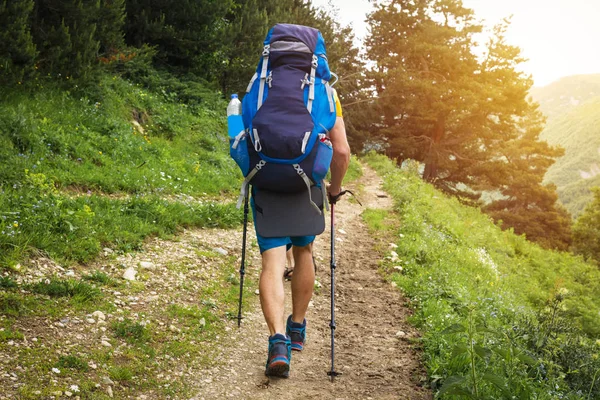 Hiking. Sırt çantası ile turistik dağ trek yürüyüş. Spor turizm. Boş zaman etkinliği. Yürüyüşçüler açık. — Stok fotoğraf