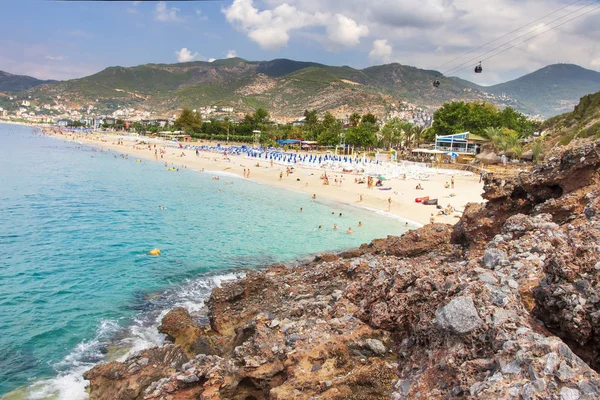 Kleopatra Beach Alanya, Türkiye'de deniz turkuaz su. Cennet lagün üzerinde Türk beldesinde Alanya. Akdeniz üzerinde bekletin. Taşlarla Sandy tropik sahilde kıyı şeridi.