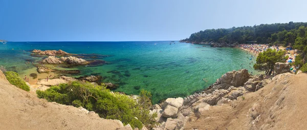 Panoramic görüntülemek Plajlar Cala Treumal ve Platja de Santa Cristina Lloret de Mar, Costa Brava, İspanya güneşli yaz gününde. Cennet lagün üzerinde İspanyolca tatil. Akdeniz — Stok fotoğraf