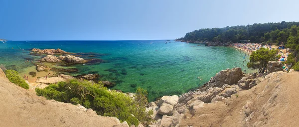 Panoráma megtekintése strandok Cala Treumal és Platja de Santa Cristina Lloret de Mar, a Costa Brava, Spanyolország-napsütéses nyári napon. Paradise lagoon spanyol üdülőhelyek. Földközi-tenger — Stock Fotó