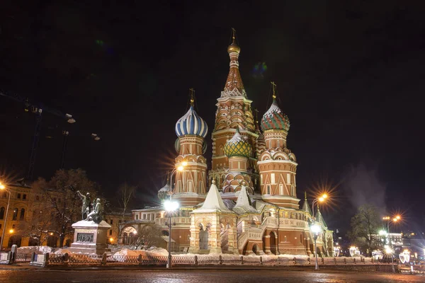 Basilikum-Kathedrale auf dem Roten Platz in Moskau. Nachtbild von Moskau, Russland — Stockfoto