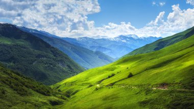 Dağ yeşil dağ Vadisi. Bright dağlar manzara. Yeşil çim kaplı tepeler. Gürcistan Svaneti bölgesi güneşli gün yaz çimen dağlarında. Caucasus niteliğine şaşırtıcı görünümü