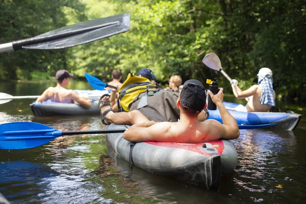 Каякинг. Группа друзей отдыхает на каноэ в дикой реке. Спортивный туризм в джунглях реки. Отдых. Плавать на каяке. Люди плавают в лодках — стоковое фото
