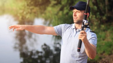 Balıkçı olta Nehri üzerinde ile. Balık avcısı. Etkin hobi. Adam göl balık yakalamak.