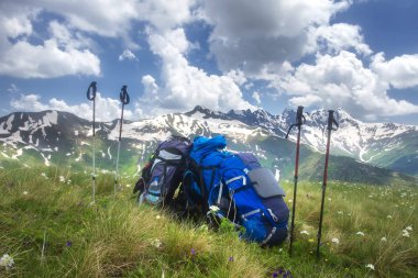 Sırt çantaları ve dağ baston iz hiking içinde. Dağlar kavram'da yürüyüş. Spor turizm.