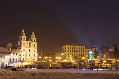 Minsk, Beyaz Rusya - 11 Şubat 2018: gece Minsk. Minsk ünlü meydanda. Beyaz Rusya başkenti. Eski şehir. Kış cityscape akşam. Kutsal Ruh Katedrali. Kilise. Minsk peyzaj