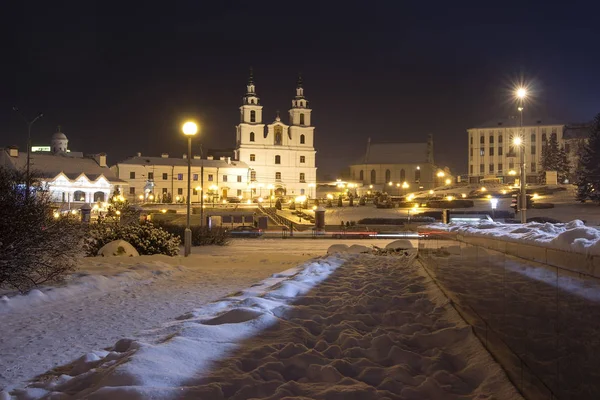 Paisaje urbano nocturno de invierno Minsk. Famoso exterior en la noche Minsk, Bielorrusia. Catedral del Espíritu Santo en la plaza central. Ciudad vieja de Minsk — Foto de Stock