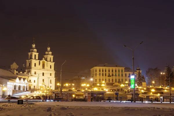 Minsk, Belarus - february 11, 2018: Night Minsk. Famous square in Minsk. Belarus capital city. Old town. Winter cityscape in evening. Holy spirit cathedral. Church. Landscape of Minsk — Stock Photo, Image
