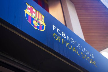 Bir Lloret de Mar, Costa Brava, İspanya - Ağustos 29, 2018: futbol Club Barcelona resmi mağaza. Tabela bina Fcb Barcelona futbol kulübü.