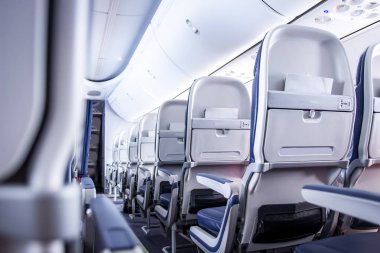 Uçak Koltuk kabinde. Koridorda aşağı oturma sıraları ile ticari uçak kabin. Ekonomi sınıfı.