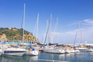 Yelkenli tekneler ve yatlar Blanes, Costa Brava, İspanya limanda Park. Liman ile yaz beyaz Yatlar gün temizleyin. Yelkenli harbor, birçok güzel liman Yelken yatlar demirli