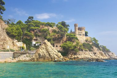 Bir Lloret de Mar Castle Beach. Castell Platja Sa Caleta Beach deki Katalonya İspanya costa Brava. Akdeniz. Yaz tatil İspanya