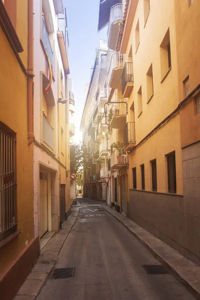 Strada stretta di Blanes, Costa Brava, Spagna. Strade catalane. Città spagnola di Blanes — Foto Stock