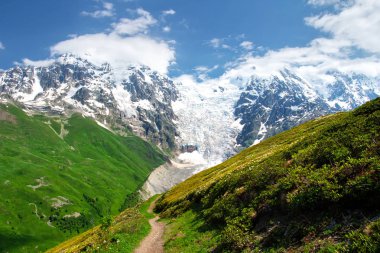 Svaneti aralıklardaki Gürcü dağlar peyzaj