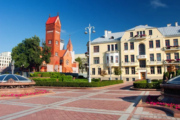 Place de l'Indépendance à Minsk le jour ensoleillé de l'été — Photo