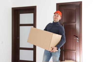 Taşıyıcı ile onun elinde karton kutu