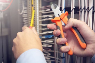 Elektrikçi elektrik sigorta kutusu elektrik araçları ile çalışır.