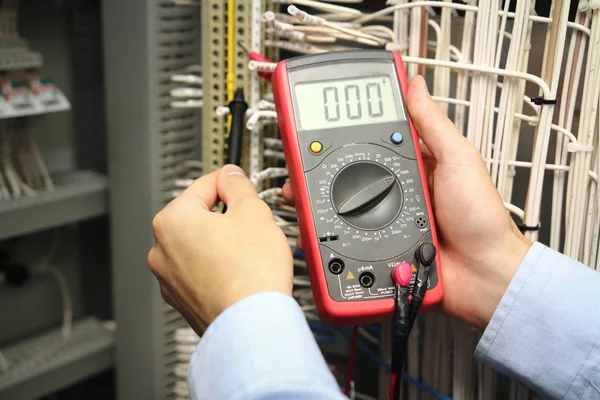 Mediciones de electricista con probador de multímetros . —  Fotos de Stock