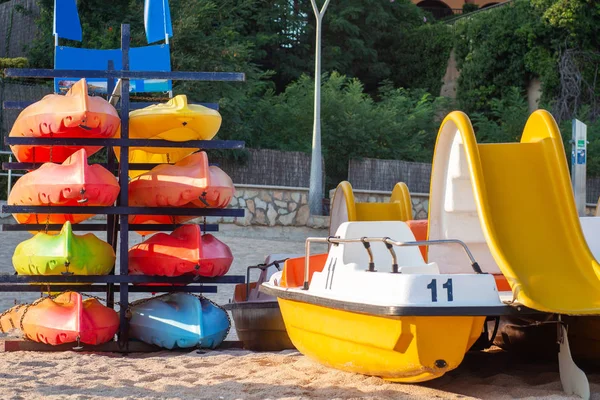 Båt och kanot uthyrning på stranden — Stockfoto