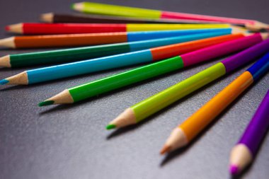 Fan gibi renkli kalemler düzenlendiği