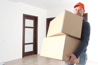 Kurye kutuları tutar. Teslimat hizmetleri. Ücretsiz nakliye.