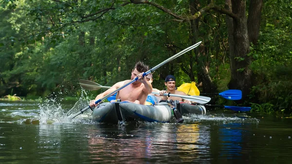 Kajakken en kanoën op de rivier van de jungle — Stockfoto