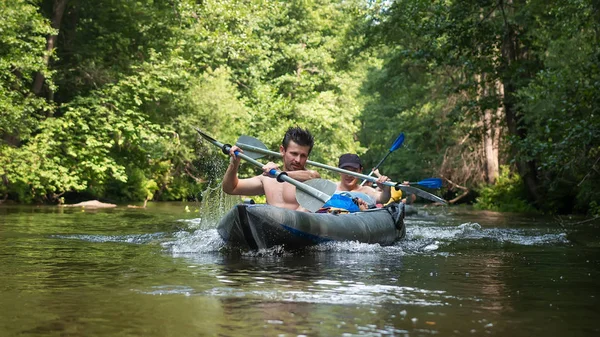 Sportler im Kajak mit Rudern auf wildem Fluss — Stockfoto