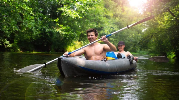 Deux amis nagent en kayak sur la jungle sauvage . — Photo